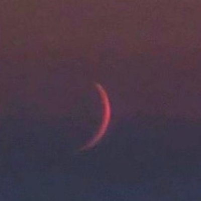 Молодой месяц (хиляль) над горами